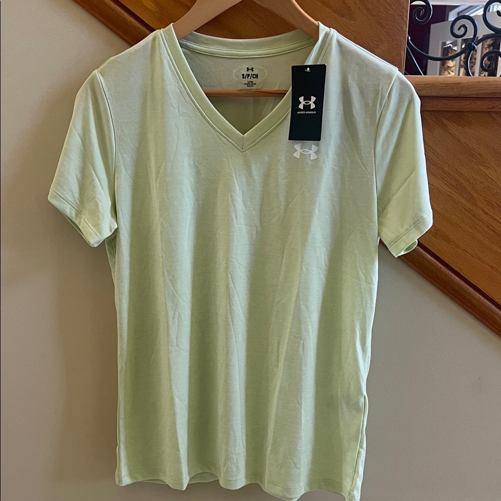 Under Armour Top Size Small Pale Green Loose Fit New With Tag